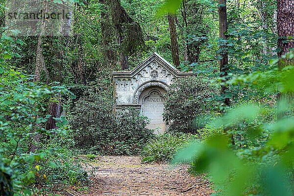 Grabgewölbe oder Mausoleum auf dem Südwestkirchhof Stahnsdorf  einem berühmten Wald und Prominentenfriedhof im Land Brandenburg südlich von Berlin