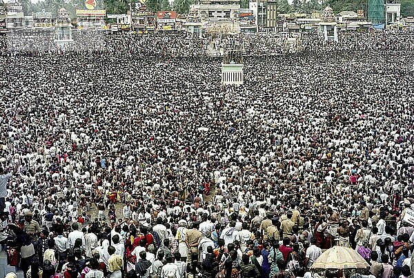 Besprengen der Menschen mit Brahmma theertham (heiliges Wasser) während des Mahamakham Festes in Kumbakonam  Tamil Nadu  Indien  Asien