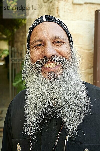 Jerusalem Israel. Porträt eines lächelnden Priesters in der Altstadt