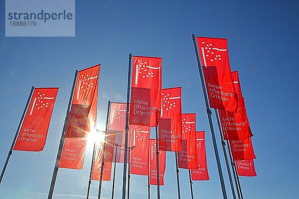 Rote Flaggen mit Inschrift Messe im Gegenlicht  Messegelände  Offenburg  Ortenau  Nordschwarzwald  Schwarzwald  Baden-Württemberg  Deutschland  Europa