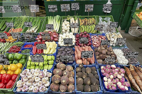 Gemüsehändler am Naschmarkt  dem ältesten Markt in Wien Österreich