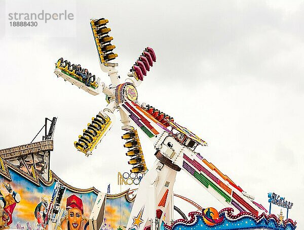 MÜNCHEN  DEUTSCHLAND 19. SEPTEMBER: Fahrgeschäfte auf dem Oktoberfest in München  Deutschland  am 19. September 2017. Das Oktoberfest ist das größte Bierfest der Welt mit über 6 Millionen Besuchern pro Jahr  Europa