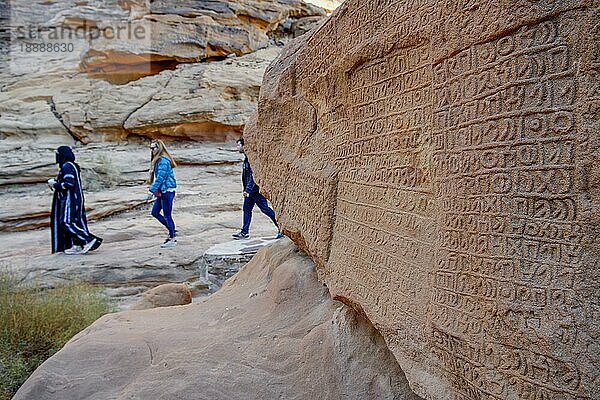 Touristengruppe bei den Inschriften aus dadanitischer Zeit am Jabal Ikmah  Petroglyphen  bei AlUla  Provinz Medina  Saudi-Arabien  Arabische Halbinsel  Asien