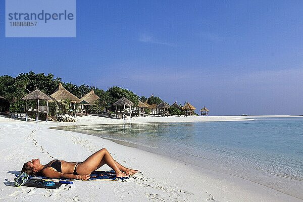 Frau beim Entspannen im Banyan Tree Resort auf der Insel Vabbinfaru  Malediven  Asien