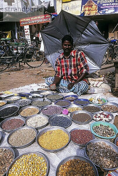 Ein Mann verkauft verschiedene traditionelle Samen auf einem Dorfmarkt  Tamil Nadu  Südindien  Indien  Asien