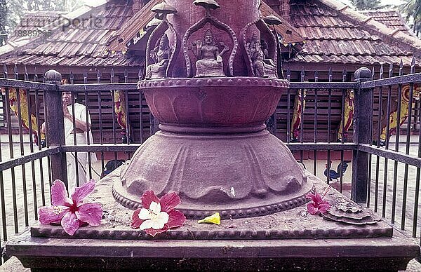 Details zum Fahnenmast Tempel von Mayanad Umayanalloor Subramanya-Tempel bei Kollam Quilon  Kerala  Südindien  Indien  Asien