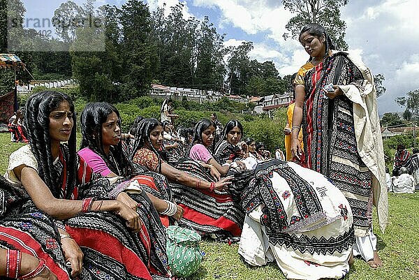 Toda Bräutigam  der nach der Hochzeit von seinen Verwandten gesegnet wird  Nilgiris  Ooty Udhagamandalam  Tamil Nadu  Südindien  Indien  Asien. Einer der großen indischen Ureinwohnerstämme  Asien