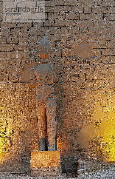 Statue im Luxortempel am Abend