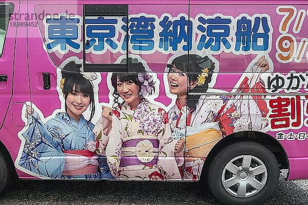 Tokio Japan. Werbung auf einem Lieferwagen