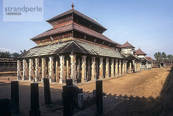 Tausend Säulen Saavira Kambada Basadi Jain-Tempel aus dem 15. Jahrhundert in Moodabidri  Karnataka  Südindien  Indien  Asien