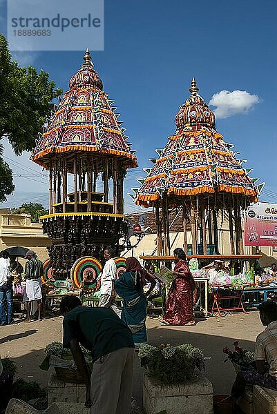 Geschmückter Tempelwagen während des Vinayak Chaturthi Ganesh Chaturthi Festes im Sri Karpaga Vinayakar Tempel in Pillaiyarpatti bei Karaikudi  Tamil Nadu  Südindien  Indien  Asien