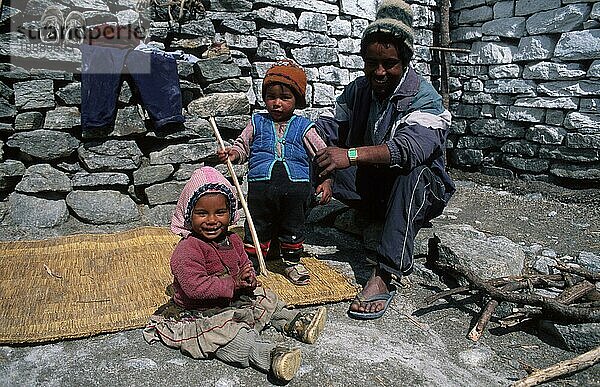 Man with children  Kalopani  Kali Gandaki valley  Nepal  Mann mit Kindern  Kalopani  Kali-Gandaki-Tal  Nepal  Asien