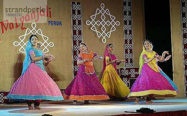 Kathak-Tanz beim Natiyanjali-Festival im Perur-Tempel  Tamil Nadu  Indien  Asien