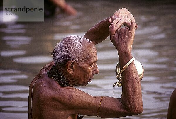 Morgen opfergabe eines Brahmanen im Ganges in Varanasi Benaras  Uttar Pradesh  Indien  Asien