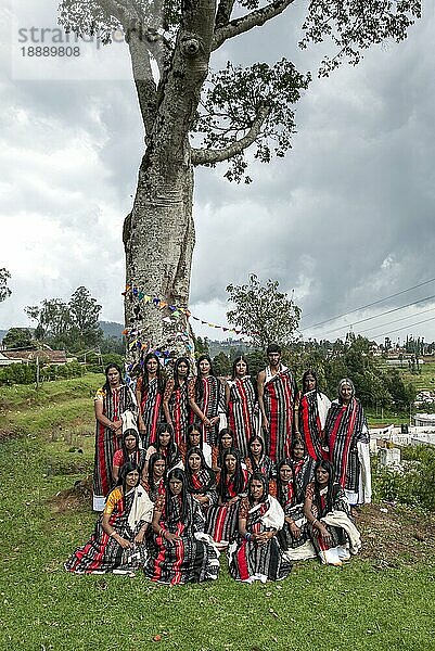 Toda-Braut und -Bräutigam mit ihren Verwandten  Nilgiris  Ooty Udhagamandalam  Tamil Nadu  Südindien  Indien  Asien. Einer der großen indischen Ureinwohnerstämme  Asien