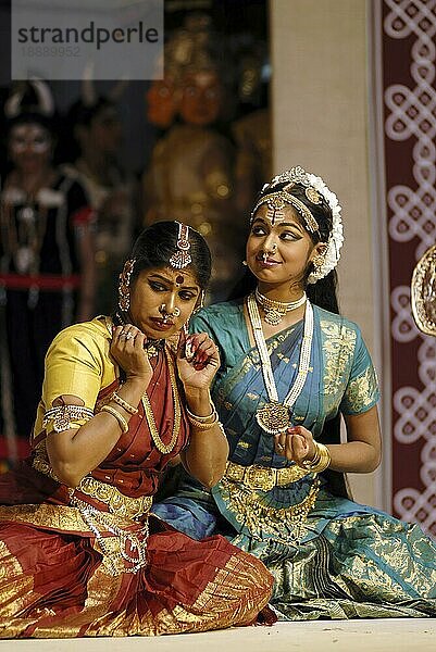 Bharatanatyam  Tanzdrama  in Natiyanjali im Perur-Tempel  Coimbatore  Tamil Nadu. Bharatanatyam hat seinen Ursprung in Südindien  im Bundesstaat Tamilnadu. Er begann als Tempeltanztradition namens Dasiyattam (Tanz der Dienerinnen) vor 2000 Jahren und ist vielleicht die fortschrittlichste und am weitesten entwickelte Tanzform aller klassischen indischen Tanzformen  Indien  Asien