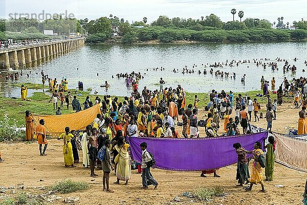 Pilger nach dem Bad im Fluss Thamirabarani und dem Trocknen ihrer Saris in der Nähe von Tiruchendur während des Vaikasi-Visakam-Festes in Tiruchendur  Tamil Nadu  Südindien  Indien  Asien