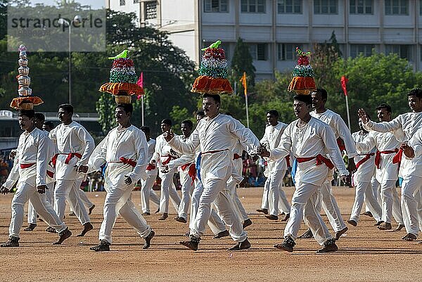 Karagattam Karagam-Tänzer bei einem öffentlichen Sportfest der Polizei in Coimbatore Tamil Nadu  Südindien  Indien. Volkstanz