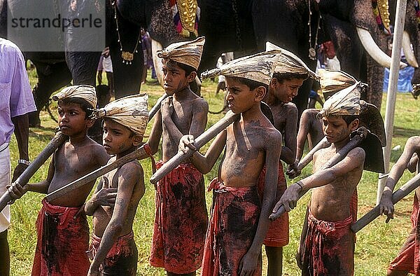 Als Bauern verkleidete Kinder beim Onam-Fest in Thiruvananthapuram Trivandrum  Kerala  Südindien  Indien  Asien