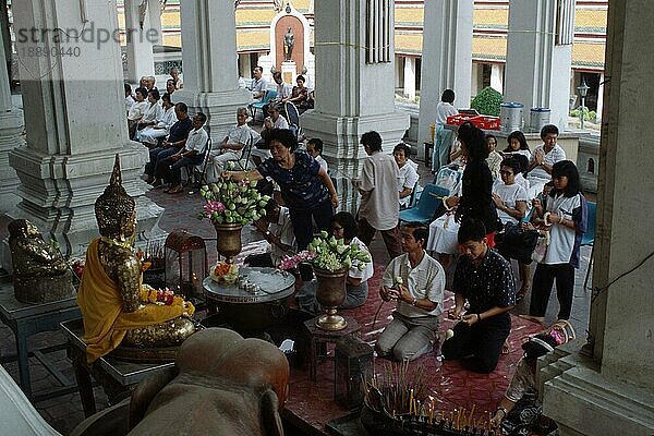 Betende Menschen  Wat Suthat Tempel  Bangkok  Thailand  Asien