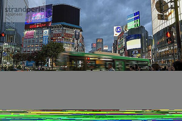 Linienbus auf der Shibuya-Kreuzung  meist frequentierte Kreuzung der Welt  Shibuya  Tokio  Japan  Asien