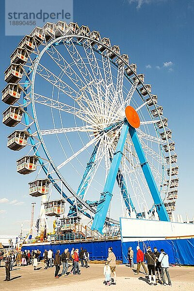 MÜNCHEN  DEUTSCHLAND 30. SEPTEMBER: Menschen vor einem Riesenrad auf dem Oktoberfest in München  Deutschland  am 30. September 2015. Das Oktoberfest ist das größte Bierfest der Welt mit über 6 Millionen Besuchern pro Jahr. Foto aufgenommen von Theresienwies  Europa