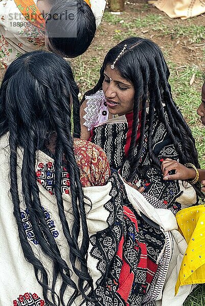 Lockenhaarige Toda-Frauen versammeln sich zu einer Toda-Hochzeit  Nilgiris  Ooty Udhagamandalam  Tamil Nadu  Südindien  Indien  Asien. Einer der großen indischen Ureinwohnerstämme  Asien