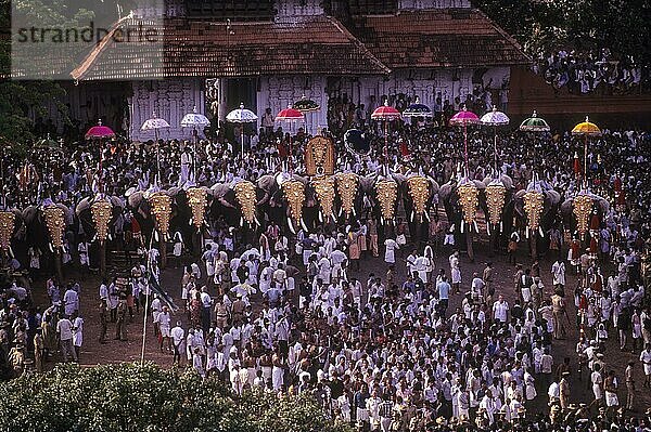 Die mit Spannung erwartete Veranstaltung zum Wechsel der Regenschirme  Kutamattam  Pooram Festival  Thrissur  Trichur  Kerala  Südindien  Indien  Asien