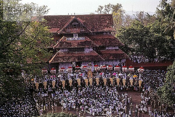 Die mit Spannung erwartete Veranstaltung zum Wechsel der Regenschirme  Kutamattam  Pooram Festival  Thrissur  Trichur  Kerala  Südindien  Indien  Asien