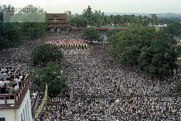 Zuschauer versammeln sich zu Hunderten  um das Pooram-Festival in Thrissur Trichur  Kerala  Südindien  Indien zu erleben