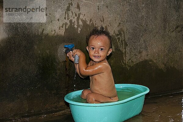 Kleiner Junge in Badewanne  Phu Quoc Vietnam