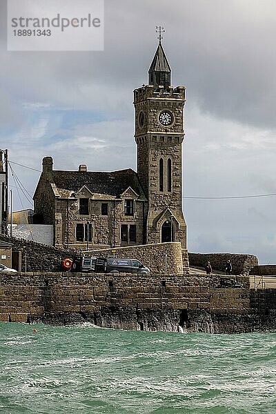 Uhrenturm des Bickford-Smith-Instituts in Porthleven  Cornwall  am 11. Mai 2021. Zwei nicht identifizierte Personen  PORTHLEVEN  CORNWALL  Großbritannien  Europa