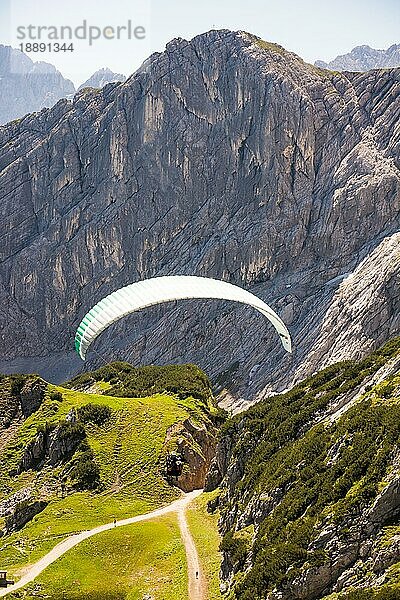 GARMISCH  DEUTSCHLAND 10. JULI: Gleitschirmflieger am Osterfeldkopf in Garmisch  Deutschland am 10. Juli 2016