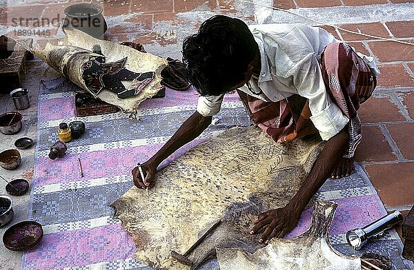 Puppenspieler  der den Umriss einer Lederpuppe in Madurai  Tamil Nadu  Südindien  Indien  Asien gestaltet  Asien