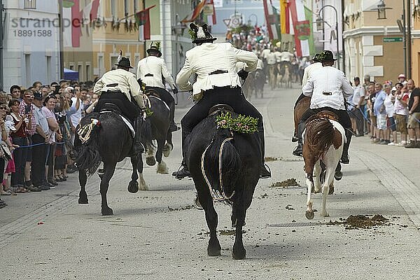 Kranzlreiten  Brauchtum in Weitensfeld  Kärnten  Österreich  Europa