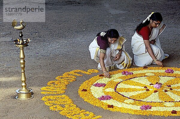 Aththapoovu oder Blumenschmuck während des Onam Festes vor dem Bhagavati Tempel in Kodungallur  Kerala  Südindien  Indien  Asien