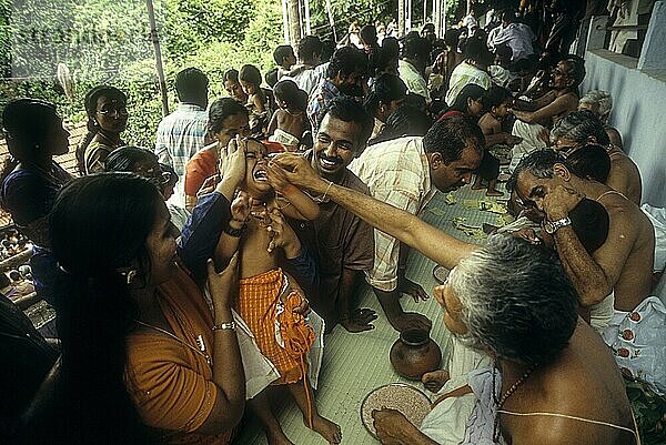 Ezhuthiniruthu-Zeremonie am Vijayadasami-Tag im Saraswathi-Tempel in Panachikadu bei Kottayam  Kerala  Südindien  Indien  Asien