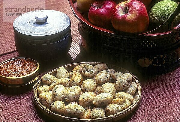 Traditionelles Chettinad Essen  kulipaniyaram mit rotem Chutney  Tamil Nadu  Südindien  Indien  Asien