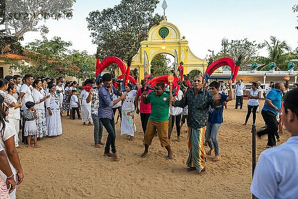 Gläubige tanzen und machen rituelle und spirituelle Gesten bei der täglichen Zeremonie an einem der heiligsten Orte in Sri Lanka  dem Kataragama Tempel in der Provinz Uva