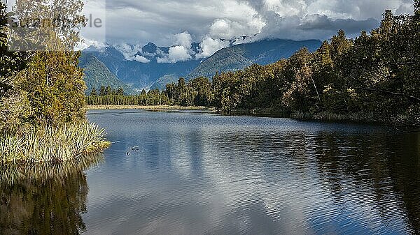 Aussicht auf den Lake Matheson in Neuseeland im Sommer