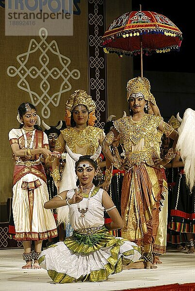 Bharatanatyam  Tanzdrama  in Natiyanjali im Perur-Tempel  Coimbatore  Tamil Nadu. Bharatanatyam hat seinen Ursprung in Südindien  im Bundesstaat Tamilnadu. Er begann als Tempeltanztradition namens Dasiyattam (Tanz der Dienerinnen) vor 2000 Jahren und ist vielleicht die fortschrittlichste und am weitesten entwickelte Tanzform aller klassischen indischen Tanzformen  Indien  Asien