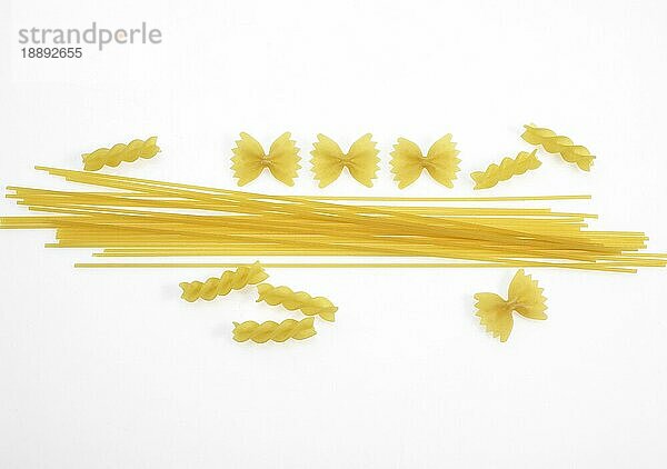 Verschiedene Nudelsorten: Spaghetti  gedrehte Nudeln