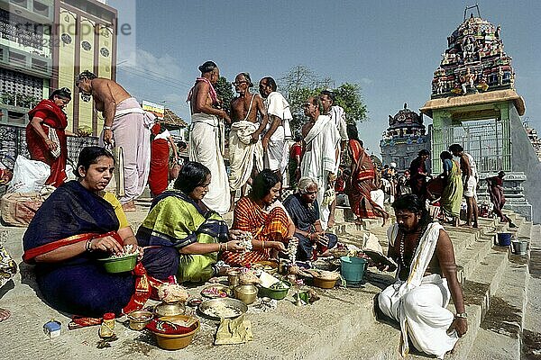 Sumangali Pooja  Gebet für die Langlebigkeit des Ehemanns während des Mahamakham Mahamaham Mahamagam Festivals in Kumbakonam  Tamil Nadu  Indien  Asien