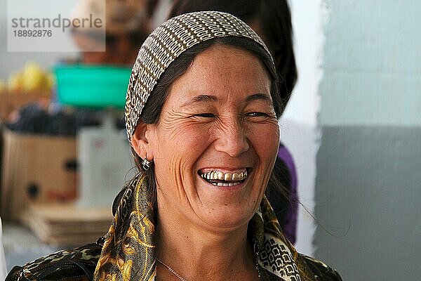 Lachende Marktfrau auf dem Bazar in Shaxrisabz Usbekistan