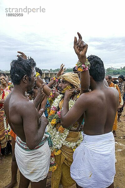 Ein Mann  der eine Pilgerfahrt langweilig findet und einen Rudraksha-Ohrring trägt  Vaikasi Visakam Festival in Tiruchendur  Tamil Nadu  Südindien  Indien  Asien