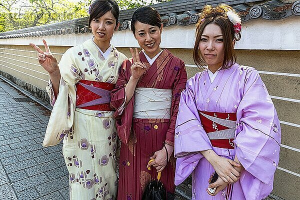 Kyoto Japan. Frauen im traditionellen Kimono in den Straßen von Kyoto