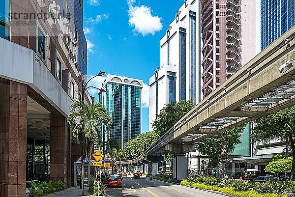 Straßenbild im Bukit Bintang Viertel von Kuala Lumpur. Die Züge der KL Monorail Line verbinden mehrere Stationen in der Innenstadt