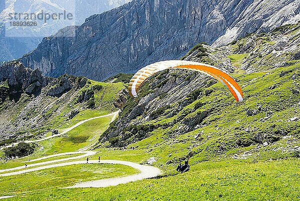 GARMISCH  DEUTSCHLAND 10. JULI: Gleitschirmflieger am Osterfeldkopf in Garmisch  Deutschland am 10. Juli 2016