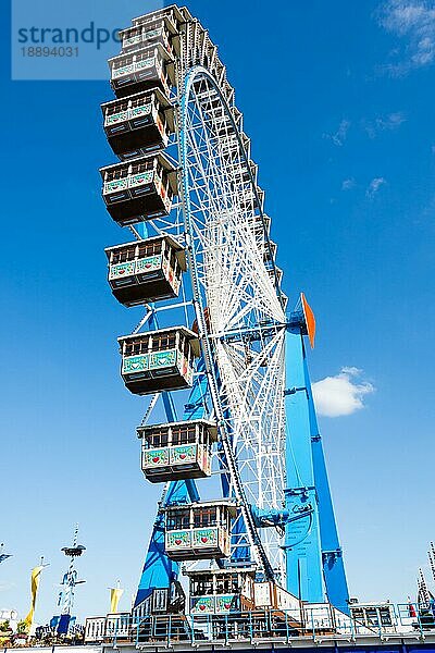 MÜNCHEN  DEUTSCHLAND 30. SEPTEMBER: Riesenrad auf dem Oktoberfest in München  Deutschland  am 30. September 2015. Das Oktoberfest ist das größte Bierfest der Welt mit über 6 Millionen Besuchern pro Jahr. Foto von der Theresienwiese aufgenommen  Europa