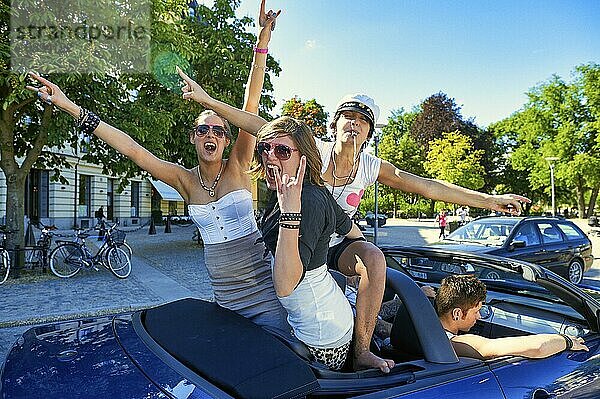 Junge Frauen haben Spaß auf einem Auto in Stockholm Schweden